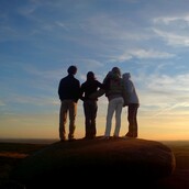 Νέοι, ωραίοι, μορφωμένοι ψάχνουν. Δουλειά.