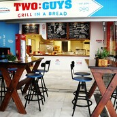 Two Guys στο Μαρούσι