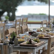 «Ermina’ s more than meat»: παραδοσιακή κρεατοφαγία στη Βουλιαγμένη