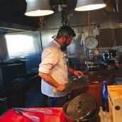 Το Γίδι: Για παϊδάκια, σε μια ωραία αυλή, εκεί που τρώνε με τα χέρια 