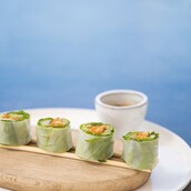 Στη Hytra Απλά για προσεγμένο street food, γευστικά κοκτέιλς και πανοραμική θέα 