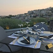Mira: Ένα εστιατόριο - παρατηρητήριο στην καρδιά της Καστέλλας 