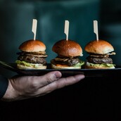 Μοντέρνο μενού με τέχνη και άποψη στο JuJu Bar & Restaurant