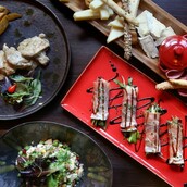 Gigifioggos: Ένα wine bar με ατμόσφαιρα μεσοπολεμικού Παρισιού