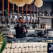 Στο «On tap» θα δοκιμάσεις κρασιά και αποστάγματα από δέκα διαφορετικές κάνουλες