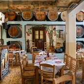 Nόε: Ελληνικές γεύσεις σε έναν χώρο που θυμίζει παλιά γειτονιά