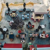 Σε μια αυλή που θυμίζει Ελλάδα του '60 βρίσκεται το Μαντανία