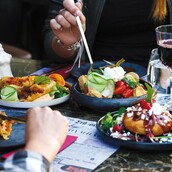 Το Lola's Bar στην Τρούμπα εμπνέεται από τη μυθική γειτονιά