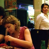 Τρώγοντας με ξυλάκια λαμπερά