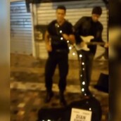 Μοναστηράκι: Αστυνομικός σε περιπολία τραγούδησε στο πλάι μουσικού του δρόμου