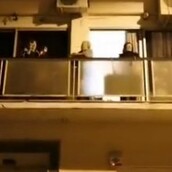 Γιαγιάδες τραγουδούσαν στο μπαλκόνι «Ο Χάρος βγήκε παγανιά» - Το βίντεο που έγινε viral