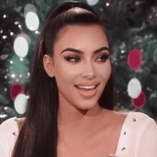 Η Κιμ Καρντάσιαν στόλισε για Χριστούγεννα και οι φανς διχάζονται αν τους θυμίζει ταμπόν ή δονητές