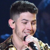 Ο Νικ Τζόνας εμφανίστηκε στη σκηνή των Grammy με «μαρούλι» στο δόντι και το Twitter το πρόσεξε