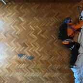 Μια λύση για την πλήξη της καραντίνας- Έκανε «αναρρίχηση» και «σκι» στο σαλόνι του