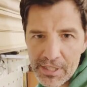 Τα βίντεο του Σάκη Ρουβά από την «καραντίνα» στο σπίτι - Μαγειρεύει τσιπς και τραγουδά