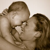 Πως θα ήταν εάν μπορούσες να πάρεις αγκαλιά τη μάνα σου, όσο εκείνη ήταν μωρό;