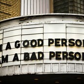 H άλλη, η ψεύτρα