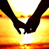 Γιατί τελικά είναι καλύτερο να περπατάς με κάποιον στο σκοτάδι, παρά να περπατάς μόνος στο φως