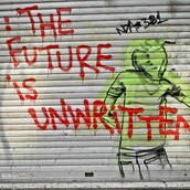 Κάπου εκεί μεταξύ Εξαρχείων και Ομόνοιας, μεταξύ Συντάγματος και Κολωνακίου, μεταξύ αστείου και σοβαρού