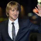 Χιλιάδες άνθρωποι αποφάσισαν να μαζευτούν σε μια πλατεία για να πουν «Ουάου» σαν τον Όουεν Γουίλσον