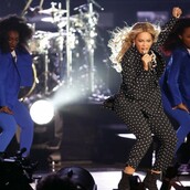 Η Μπιγιονσέ δοκίμασε δύσκολη φιγούρα επί σκηνής και έπεσε στα πατώματα - ΒΙΝΤΕΟ