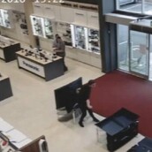 O γκαντέμης της χρονιάς είναι αυτός ο τύπος που μπήκε σε κατάστημα ηλεκτρονικών ειδών