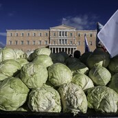 ΚΟΥΙΖ: Τι γράφει το πανό του αγρότη από την Καρδίτσα;