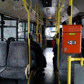 Γιατί τα καθίσματα των λεωφορείων έχουν πάντα τόσο αδιάφορα σχέδια;