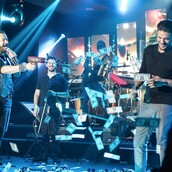 Χαϊλίκια! Εκεί που τραγουδούν ο Stan και ο Δάντης τύπωσαν χαρτονομίσματα για να πετάνε στην πίστα οι πελάτες