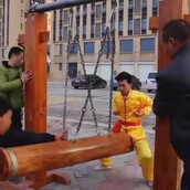Δάσκαλος Kung Fu εφαρμόζει την τεχνική του χτυπήματος στα "ευαίσθητα σημεία" για την στυτικη΄δυσλειτουργία
