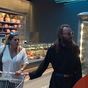 Η επική φωτογραφία νεαρού ιερέα στη Μύκονο με ζώνη Hermès και γυαλιά Gucci