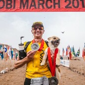 H απροσδόκητη φιλία μιας σκυλίτσας που έτρεξε πλάι σ' ένα μαραθωνοδρόμο για 125 χιλιόμετρα στην έρημο