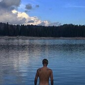 O Bieber πήγε για κάμπινγκ και κάνει γυμνισμό