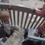 Η απίστευτη στιγμή που ένα μικρό αγόρι βοηθά το αδελφάκι του να δραπετεύσει από την κούνια