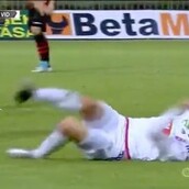 Αυτός μας κάνει πλάκα και όλοι γελάνε μαζί του...