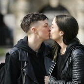 Κοινωνικό πείραμα: Δύο λεσβίες φιλιούνται δημοσίως στο Λονδίνο και η κάμερα καταγράφει αντιδράσεις