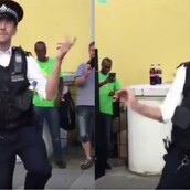 Απίθανος αστυνομικός ξεσηκώνει με το χορό του όλο το καρναβάλι του Notting Hill