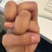 Κάνε κόμπο τα δάχτυλά σου: Η νέα αστεία διαδικτυακή πρόκληση