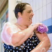 35χρονη έκανε μπάνιο για πρώτη φορά μετά από 30 χρόνια, αφού ξεπέρασε την "υδατοφοβία" της