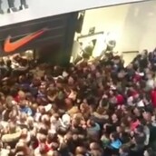 Το απόλυτο ελληνικό Black Friday: To βίντεο με το πανδαιμόνιο για παπούτσια στη Θεσσαλονίκη