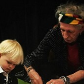 Η φωτογραφία με τον Keith Richards και τον εγγονό του Μick Jagger προκάλεσε αντιδράσεις