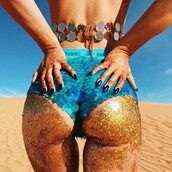 Glitter booty: H νέα, παράξενη τάση στη μόδα θέλει το γκλίτερ να απλώνεται στα γυναικεία οπίσθια