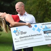 Γυναίκα κάνει φάρσα στον άνδρα της πως κέρδισαν το λόττο - Τρεις βδομάδες μετά το πετυχαίνουν όντως