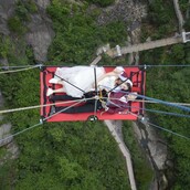 Ζευγάρι Κινέζων παντρεύτηκε σε μια αιώρα 180 μέτρα πάνω από το έδαφος, αλλά κανείς δεν ξέρει το γιατί