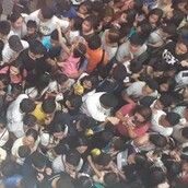 Κανείς δεν μπορεί να καταλάβει γιατί έξω από ένα εστιατόριο προκλήθηκε αυτό το πανδαιμόνιο