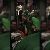 H απίστευτη στιγμή που οπαδοί του Euro νανουρίζουν ένα μωρό μέσα στο τρένο