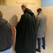 H έξυπνη κάπα - Υπάρχει εταιρία που λανσάρει αυτή την πατέντα για τους ντροπαλούς στα ουρητήρια