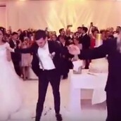 Παπάς χορευταράς "δίνει ρέστα" σε ελληνικό γάμο στο Μπέρμιγχαμ