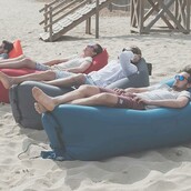 To απόλυτο gadget του καλοκαιριού - Ο καναπές που πάει παντού και φουσκώνει με 2-3 κινήσεις