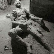 Η φωτογραφία αυτού του θύματος της Πομπηίας έγινε viral 2.000 χρόνια μετά για όλους τους λάθους λόγους